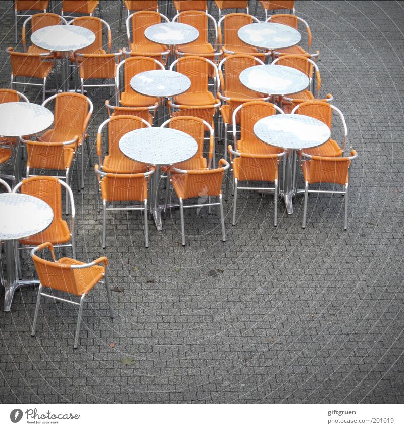 tischordnung Ferien & Urlaub & Reisen Tourismus Ausflug Städtereise Restaurant Café Straßencafé Dienstleistungsgewerbe Gastronomie Tisch Stuhl orange rund