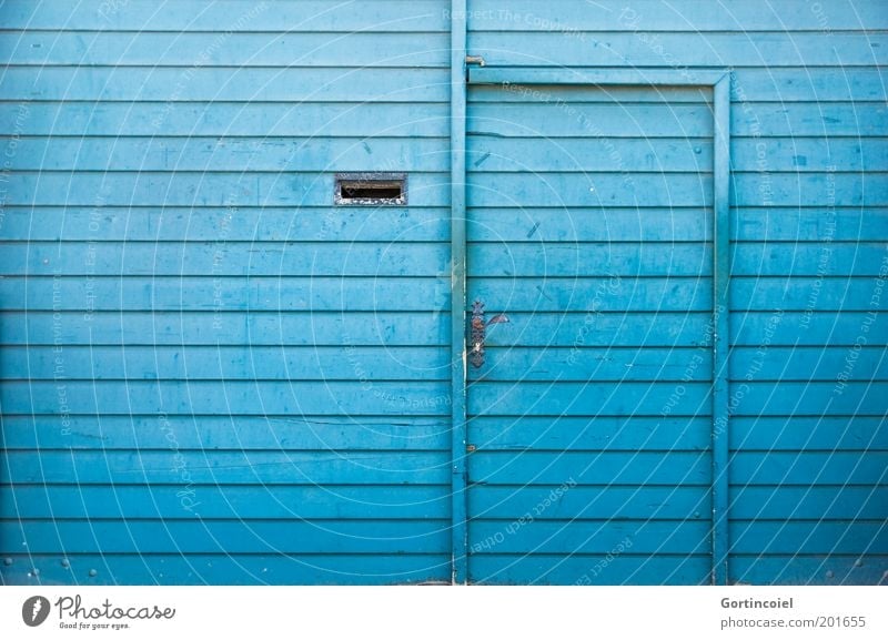 Aquamarin Tor Fassade Tür Briefkasten blau Farbe Eingang Eingangstür Eingangstor Griff Holzbrett türkis Holzwand quer Farbfoto mehrfarbig Außenaufnahme