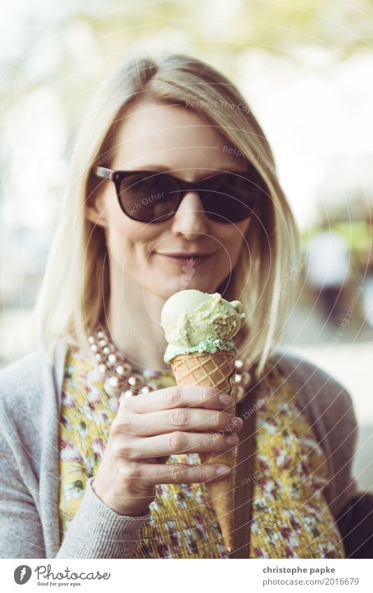900 - Zeit für ein Eis Frau Erwachsene Gesicht 1 Mensch 30-45 Jahre Erholung Speiseeis Sonnenbrille Sommer Ernährung Süßwaren kühlen Farbfoto Außenaufnahme Tag