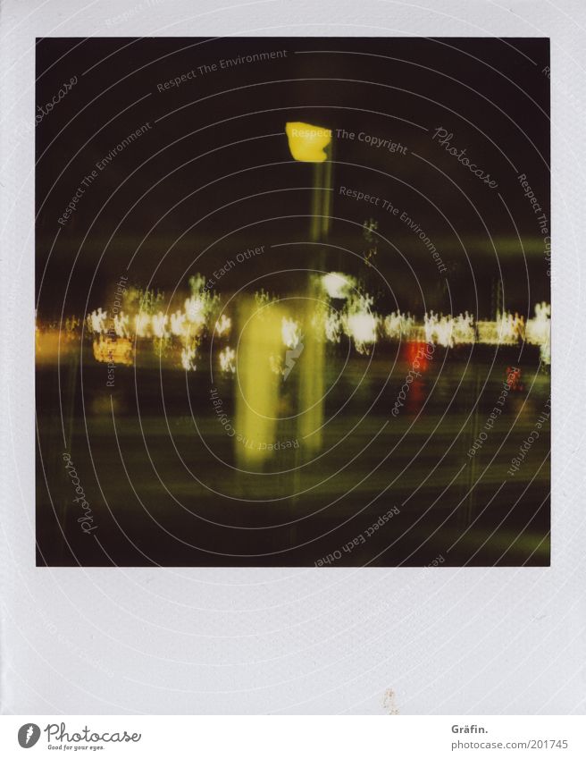 Schwankender Hafen Sightseeing Nachtleben Hafenstadt Ponton Bewegung glänzend leuchten schaukeln dunkel gelb grün taumeln Farbfoto Außenaufnahme Polaroid