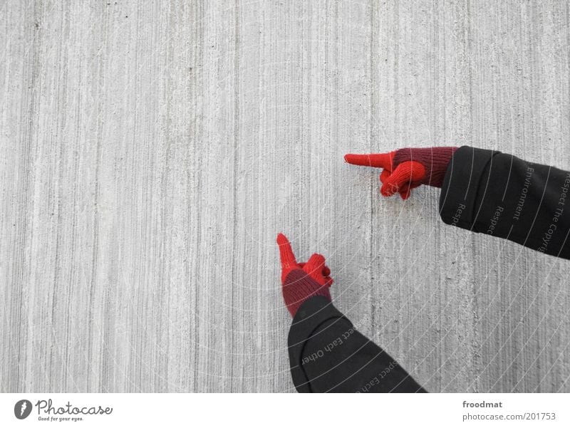 copyspace Hand Mauer Wand Fassade Handschuhe Kommunizieren einfach kalt grau rot Werbung Präsentation zeigen Hinweis Beton Betonwand minimalistisch Zeigefinger
