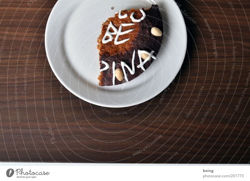 JUUNB URNKN MNBYRWJ Teigwaren Backwaren Kuchen Schokolade Lebkuchen Teller Schriftzeichen Ornament Glück süß Zuckerguß Mandel Innenaufnahme Ernährung Stillleben