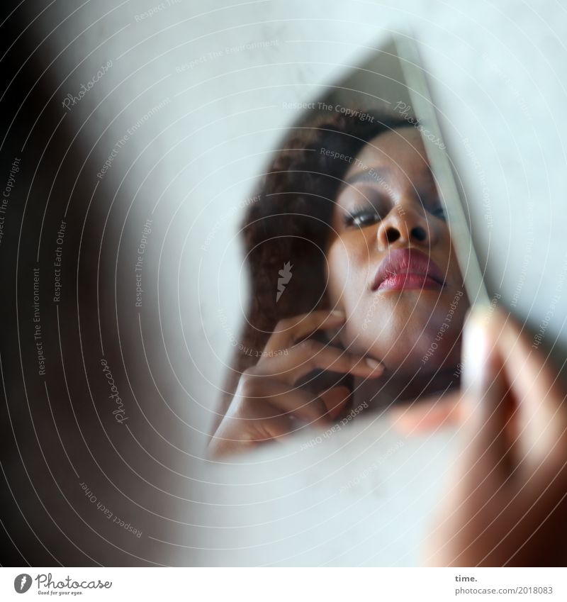 Arabella feminin Frau Erwachsene Gesicht Hand 1 Mensch Mauer Wand brünett Locken Spiegel beobachten Denken festhalten Blick außergewöhnlich schön selbstbewußt