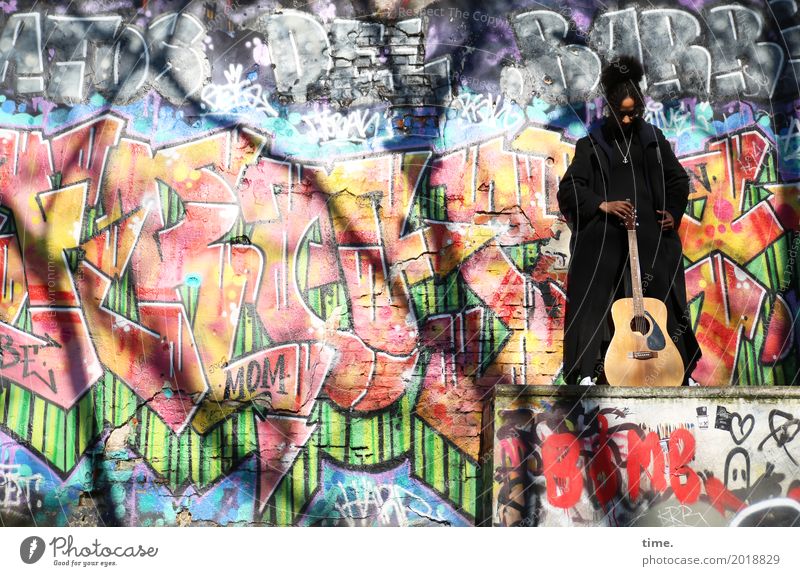 Musik | Ghetto Priestress feminin Frau Erwachsene 1 Mensch Künstler Musiker Gitarre Mauer Wand Mantel Haare & Frisuren schwarzhaarig Locken Afro-Look
