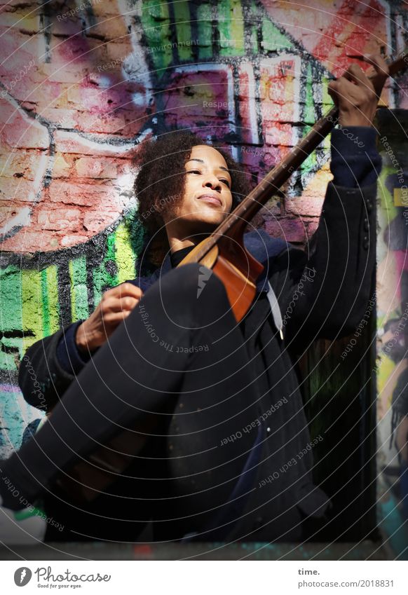 Musik | Ghetto Sounds (IV) feminin Frau Erwachsene 1 Mensch Künstler Musiker Gitarre Mauer Wand Hose Mantel Haare & Frisuren brünett Locken Afro-Look Graffiti