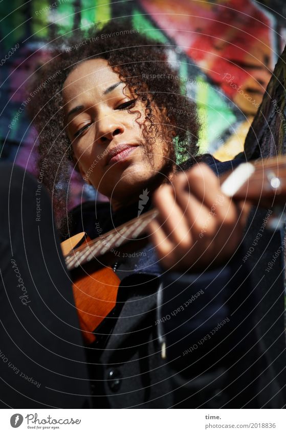 Musik | Ghetto Sounds (II) feminin Frau Erwachsene 1 Mensch Künstler Musiker Gitarre Mantel Haare & Frisuren brünett langhaarig Locken Afro-Look Graffiti