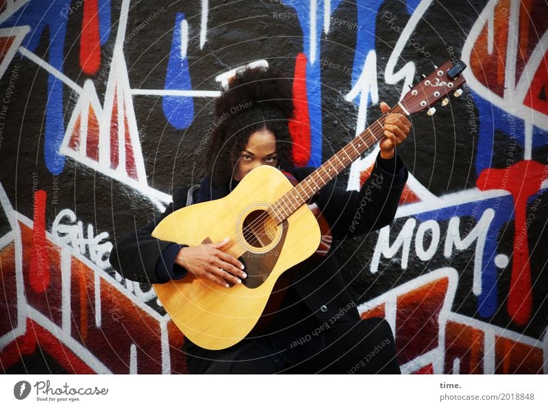 Musik | Ghetto Mom (II) feminin Frau Erwachsene 1 Mensch Künstler Musiker Gitarre Mauer Wand Mantel Haare & Frisuren schwarzhaarig Locken Afro-Look Graffiti