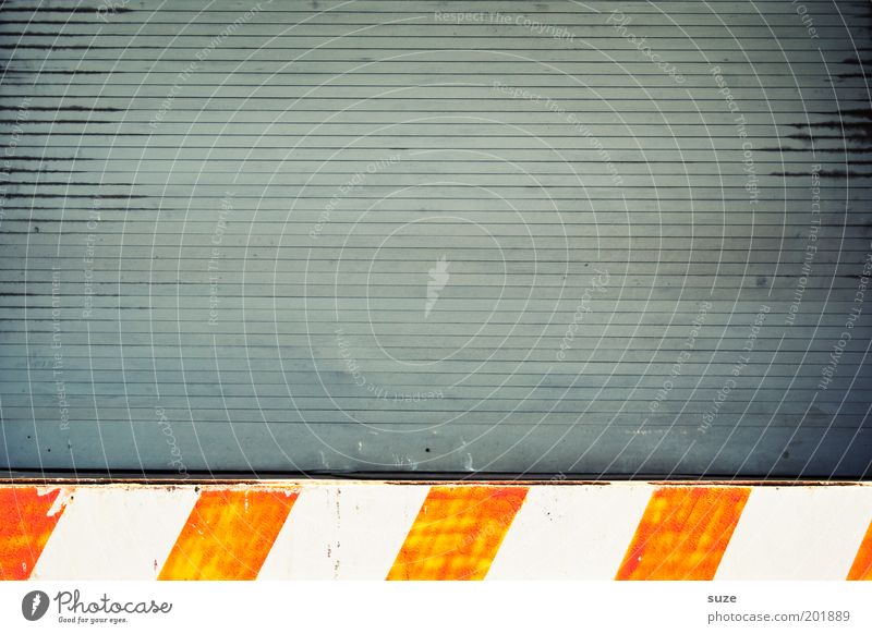 Under Construction Tor Kunststoff Zeichen Schilder & Markierungen Linie Streifen grau Wand Lamellenjalousie Warenausgabe orange Rampe Farbfoto mehrfarbig