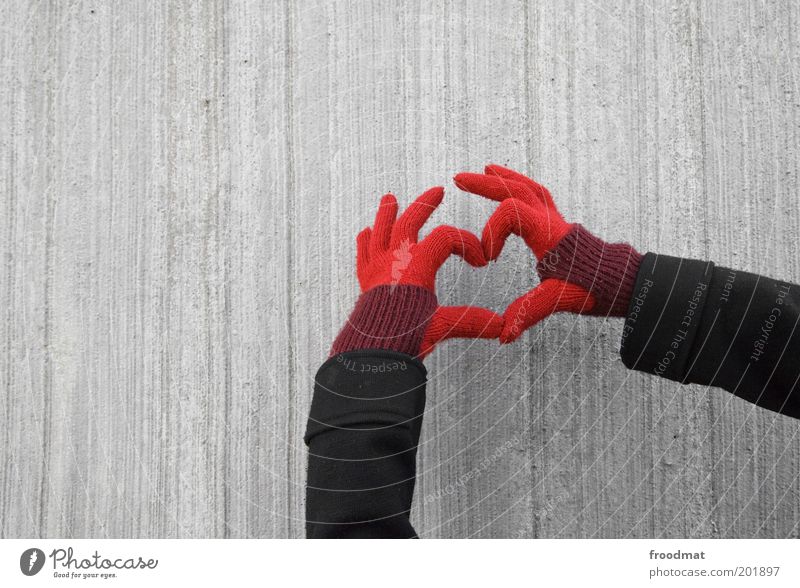 lieblingshandschuhe Hand Herz einzigartig Kitsch Sympathie Liebe Verliebtheit Romantik Gefühle Handschuhe Betonwand trist Liebeskummer gestikulieren Farbfoto