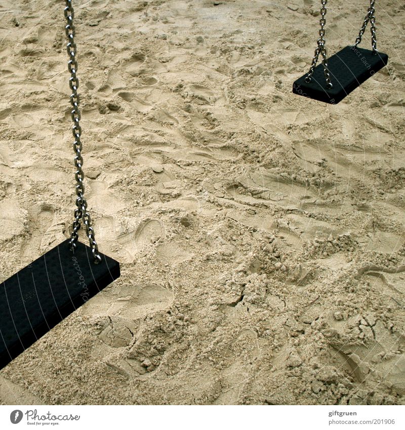 ausgeschaukelt Spielen Kinderspiel schaukeln stagnierend Schaukel Spielplatz Sand Sandkasten Kette hängen hängen lassen paarweise Kindheit unbenutzt Farbfoto