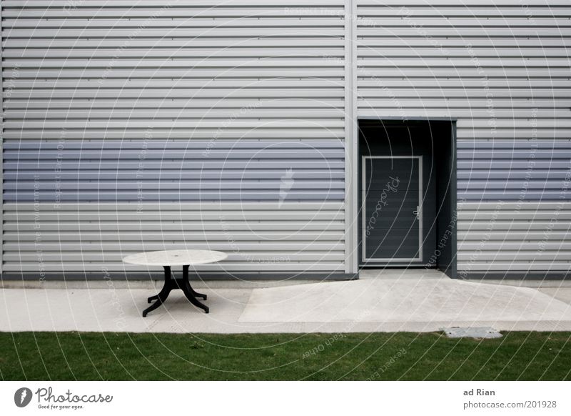 open office Tisch Fabrik Menschenleer Industrieanlage Architektur Fassade kalt Farbfoto Außenaufnahme Zentralperspektive Rasen Tür Wellblech Sauberkeit grau