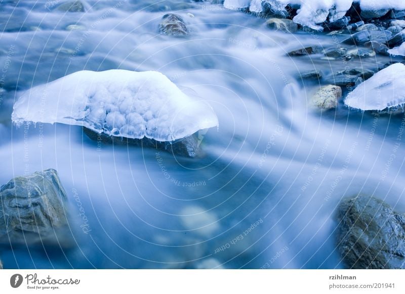 Natürliche Eisskulptur Winter Skulptur Natur Landschaft Wasser Frost Bach Fluss frieren frisch kalt nass Sauberkeit weich blau Gewässer Strömung gefroren