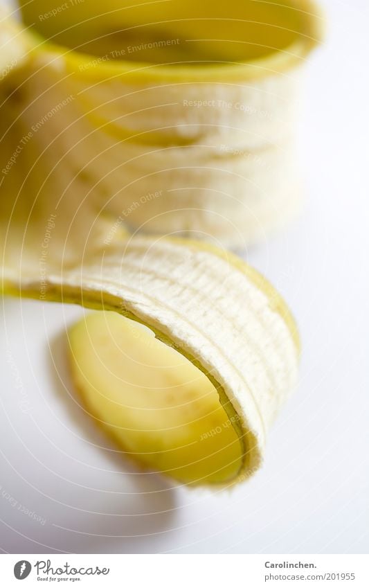 Bananaramama. Lebensmittel Frucht Ernährung authentisch frisch gelb gold Banane Rolle Hülle weiß Studioaufnahme Detailaufnahme Makroaufnahme Vitamin Müll