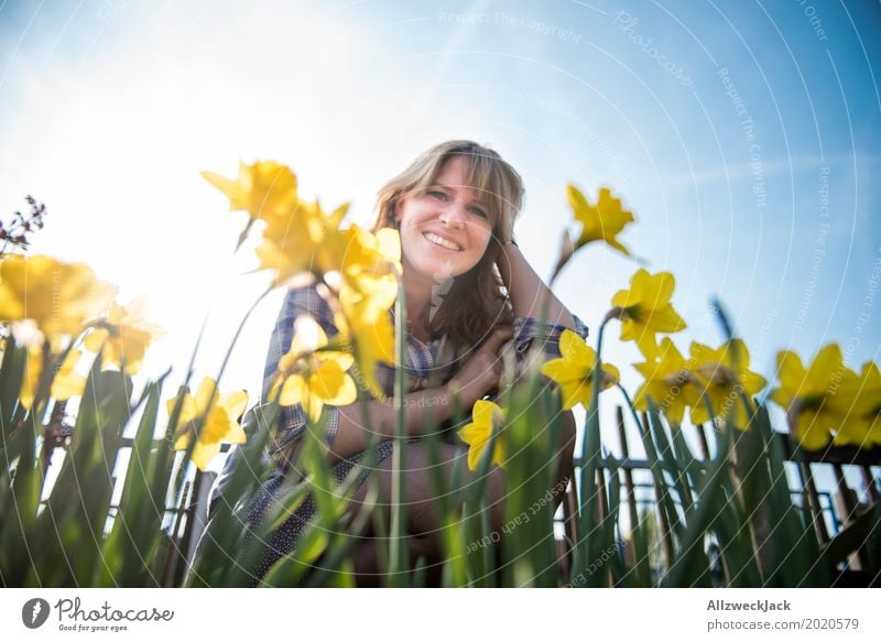 Narzissen-Frühling-Frau-Portrait-Ostern Garten feminin Junge Frau Jugendliche Erwachsene Leben 1 Mensch 18-30 Jahre 30-45 Jahre Pflanze Wolkenloser Himmel Sonne