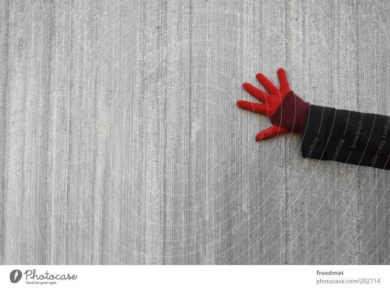hand an wand Hand Kontakt nachhaltig sparsam Betonwand Handschuhe minimalistisch Strukturen & Formen Farbfoto Gedeckte Farben Außenaufnahme Menschenleer