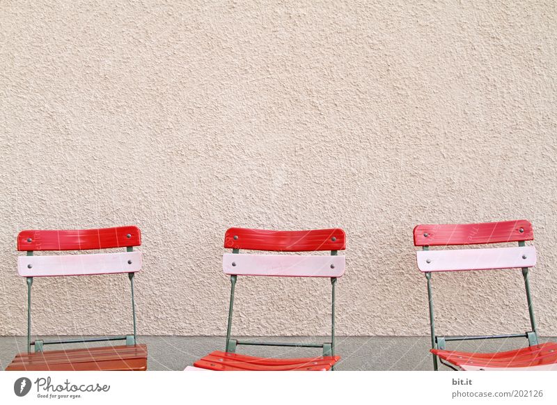 Die drei von der Leberwurstbeiz ruhig Stuhl Fassade Stein Beton Holz rosa rot Sitzgelegenheit stehen Gartenstuhl leer 3 Klappstuhl Wand Reihe frei Farbfoto
