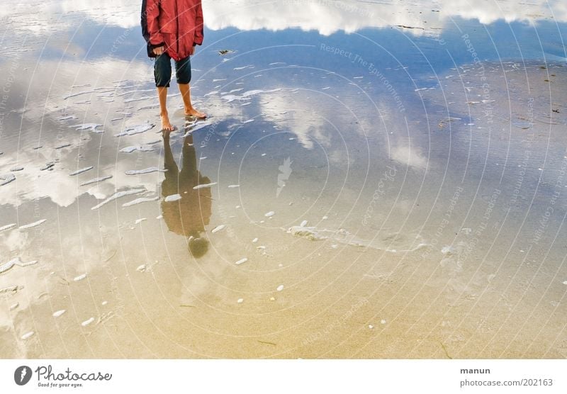 Wolkengänger Gesundheit Ferien & Urlaub & Reisen Meer Erholung Kindheit Jugendliche Beine Umwelt Natur Sand Wasser Himmel Sonne Sommer Klima Küste Strand