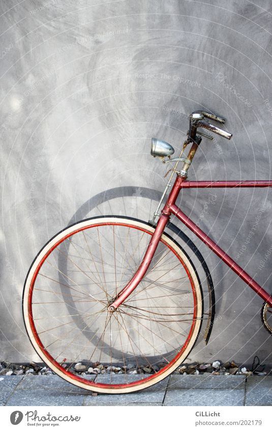 Mein rotes Fahrrad elegant Stil Freizeit & Hobby Mauer Wand Sammlerstück Erholung alt ästhetisch historisch rund grau schwarz weiß Sehnsucht Fernweh Bewegung