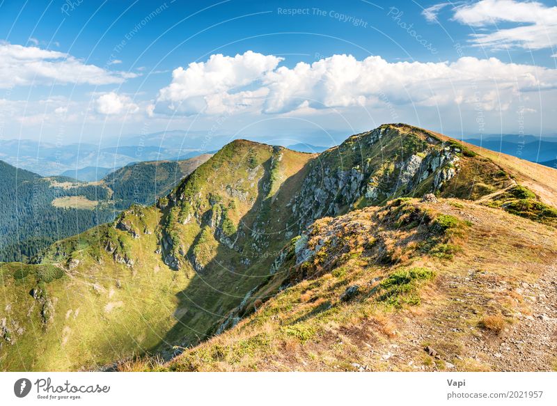 Gebirgszug mit trockenem gelbem Gras Ferien & Urlaub & Reisen Tourismus Ausflug Sommer Berge u. Gebirge wandern Natur Landschaft Himmel Wolken Horizont