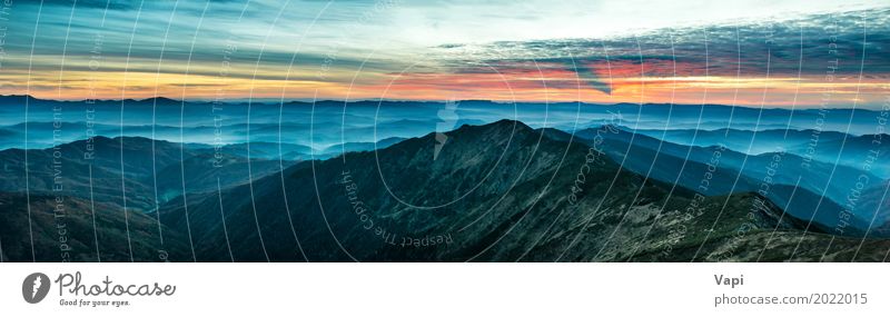 Breites Panorama mit blauen Bergen und Hügeln Ferien & Urlaub & Reisen Tourismus Ausflug Abenteuer Ferne Sonne Berge u. Gebirge Natur Landschaft Himmel Wolken