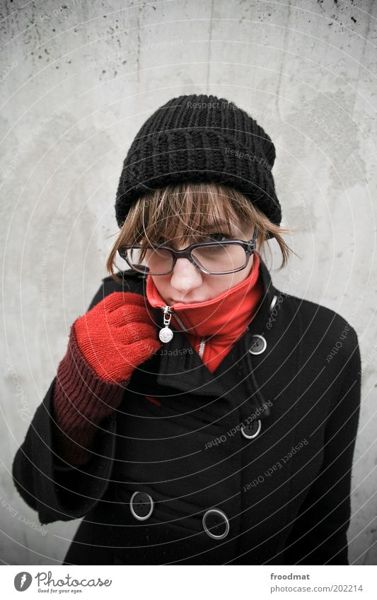 cool Mensch feminin Junge Frau Jugendliche Erwachsene Herbst Winter schlechtes Wetter Mode Bekleidung Mantel Handschuhe Mütze brünett Coolness trendy kalt