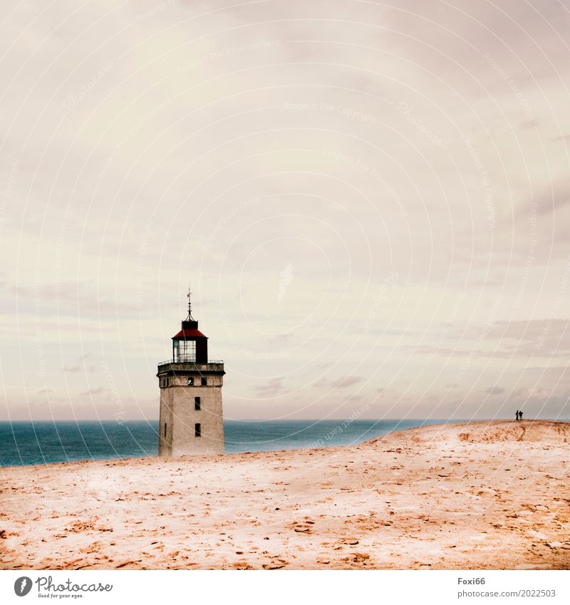 Leuchtturm Rubjerg Knude Architektur Landschaft Sand Luft Wasser Horizont Sommer Klimawandel Wind See Nordsee Stein bedrohlich blau gelb grau weiß Stimmung