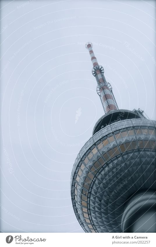 Ein Hoch auf Berlin Funkturm Funkwellen Antenne Telespargel Himmel Wolken schlechtes Wetter Hauptstadt Turm Bauwerk Architektur Sehenswürdigkeit Wahrzeichen