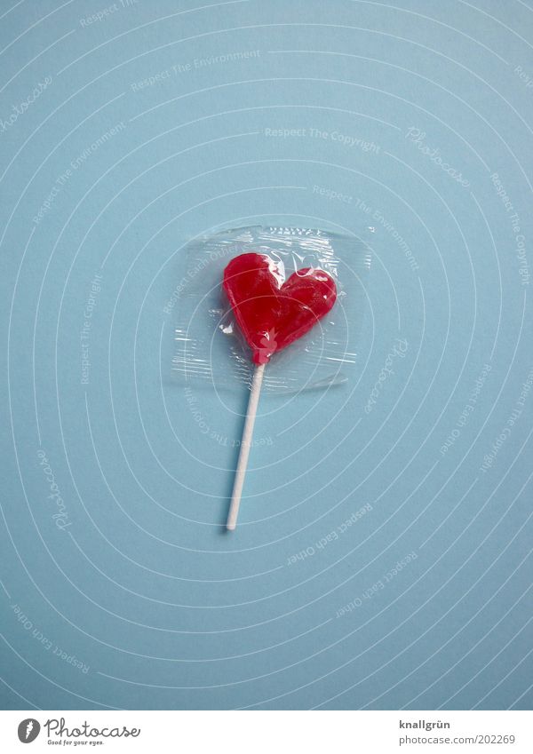 Leck mich! Lebensmittel Süßwaren Lollipop Ernährung Herz lecker süß blau rot weiß Freude Appetit & Hunger genießen Glück verpackt Farbfoto Nahaufnahme
