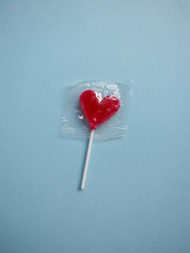 Leck mich! Lebensmittel Süßwaren Lollipop Ernährung Herz lecker süß blau rot weiß Freude Appetit & Hunger genießen Glück verpackt Farbfoto Nahaufnahme