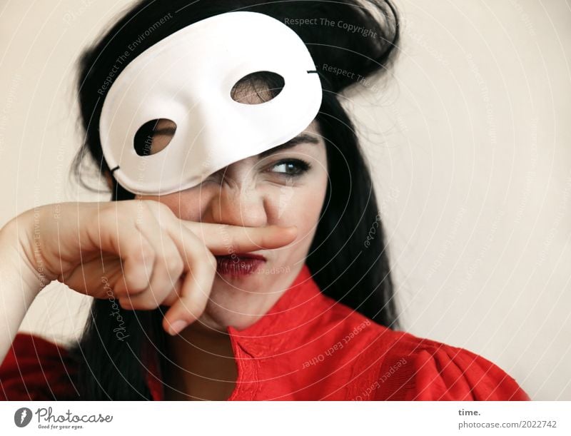 Berna feminin Frau Erwachsene 1 Mensch Schauspieler Maske Kleid schwarzhaarig langhaarig beobachten festhalten Blick lustig Wachsamkeit Leben Neugier Interesse