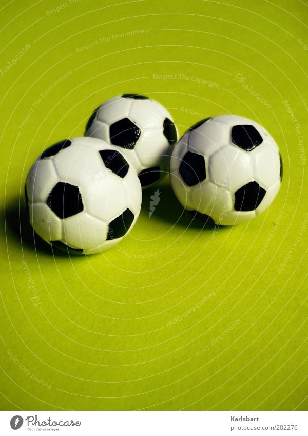 3.0 Freizeit & Hobby Sport Ballsport Fußball rund Spielzeug grün Farbfoto mehrfarbig Studioaufnahme Nahaufnahme Detailaufnahme Muster Strukturen & Formen