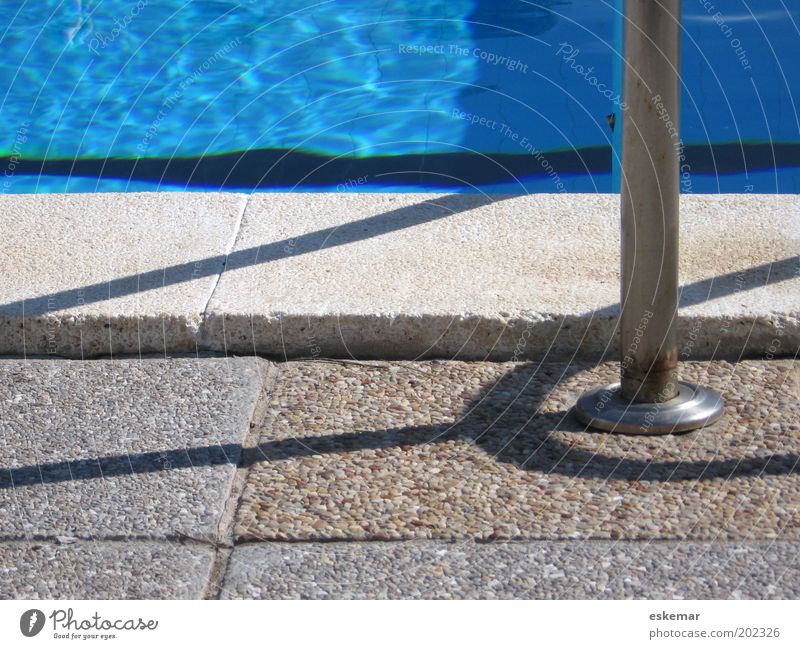 Pool Schwimmbad Erholung authentisch einfach blau grau Zufriedenheit Ferien & Urlaub & Reisen Freizeit & Hobby Tourismus Wellness Wasser Farbfoto Außenaufnahme