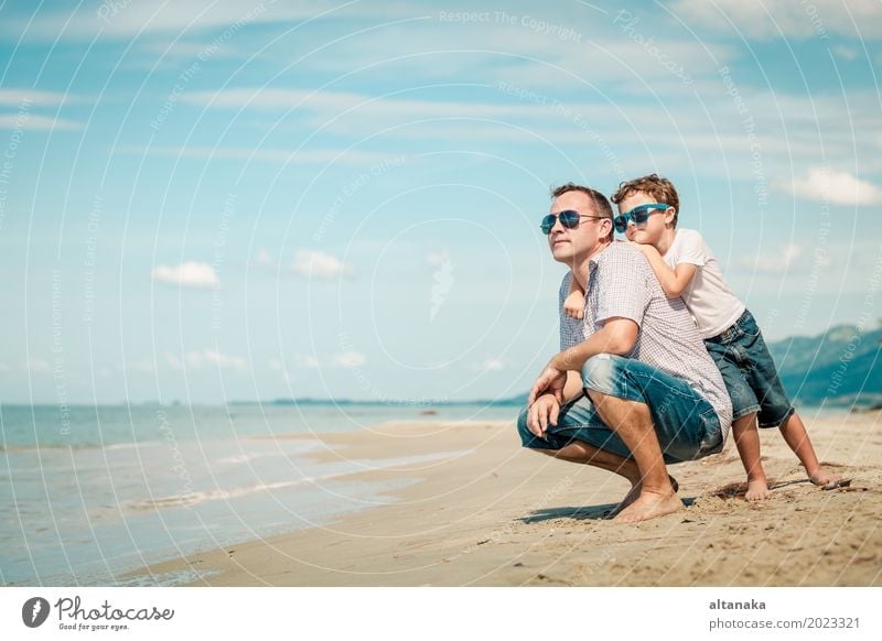 Vater und Sohn spielen am Strand in der Tageszeit. Konzept der freundlichen Familie. Lifestyle Freude Leben Erholung Freizeit & Hobby Spielen