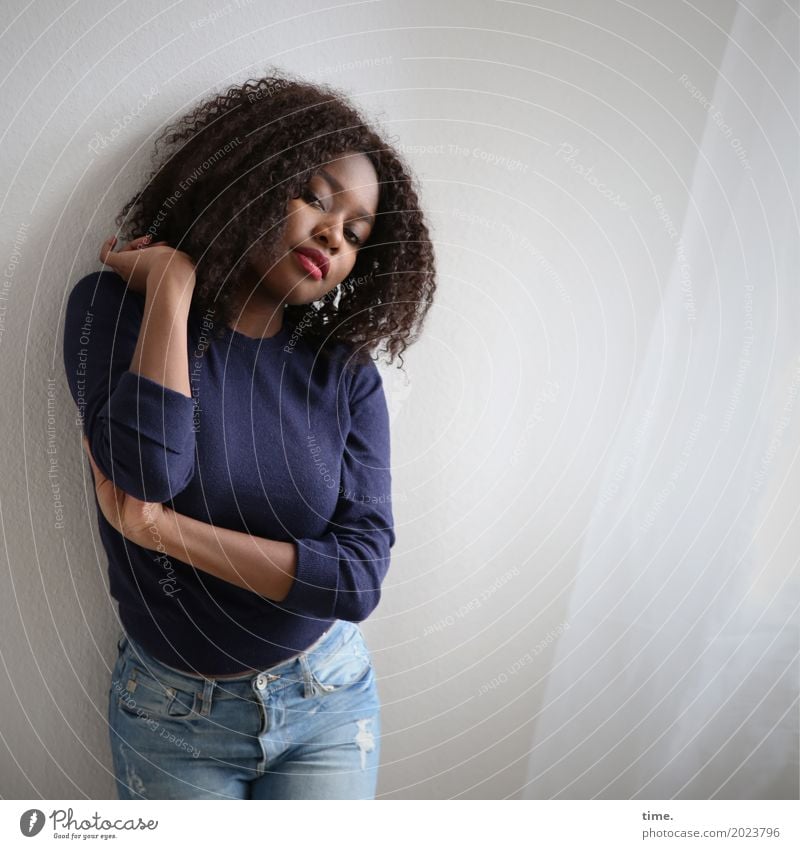 Arabella Raum Vorhang feminin Frau Erwachsene 1 Mensch Jeanshose Pullover brünett Locken Afro-Look beobachten festhalten Blick stehen schön selbstbewußt