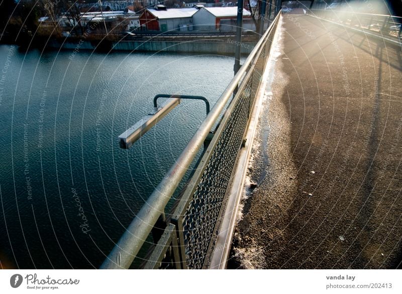 kalt - warm Wasser Fluss Neckar Straßenverkehr hell Kontrast Lampe Stadt Wärme Geländer Metall Asphalt Pfütze Farbfoto Außenaufnahme Menschenleer