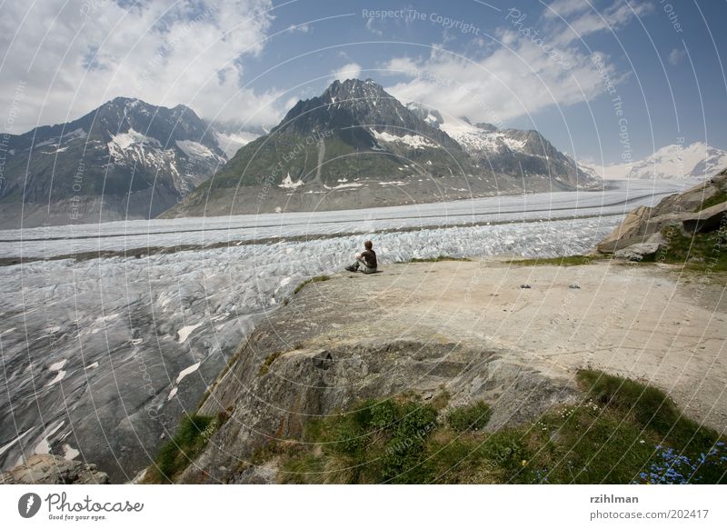 Aussicht auf den Aletschgletscher. Sommer Berge u. Gebirge wandern Mensch Frau Erwachsene Natur Landschaft Wolken Alpen Gletscher Pause Aletschgebiet