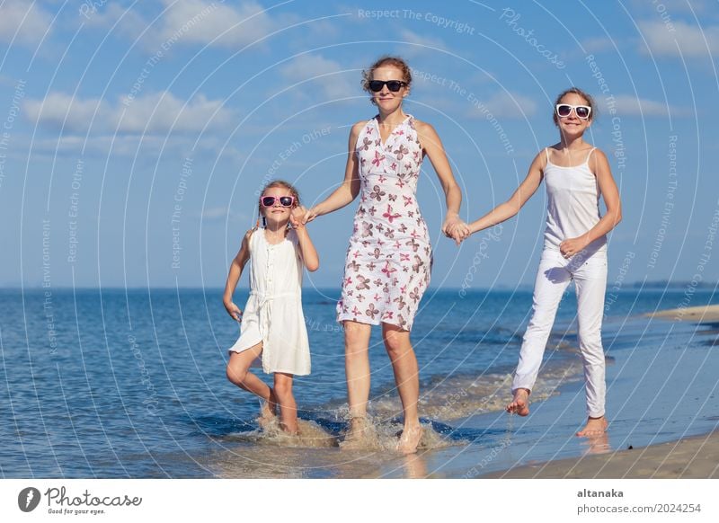 Mutter und Kinder spielen am Strand in der Tageszeit. Konzept der freundlichen Familie. Lifestyle Freude Leben Erholung Freizeit & Hobby Spielen