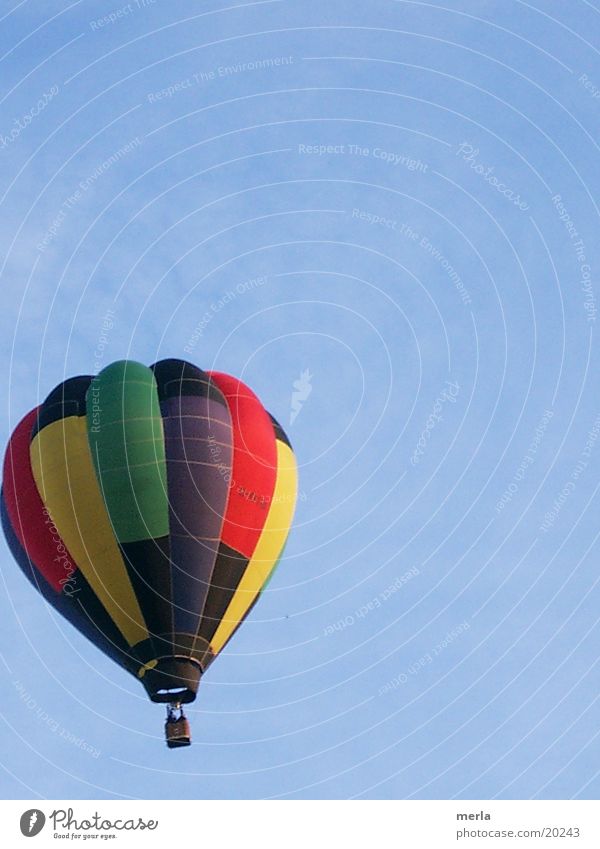 Buntes vor Himmelblau Ballone Sinkflug mehrfarbig Luftverkehr Himmelsblau Kontrast