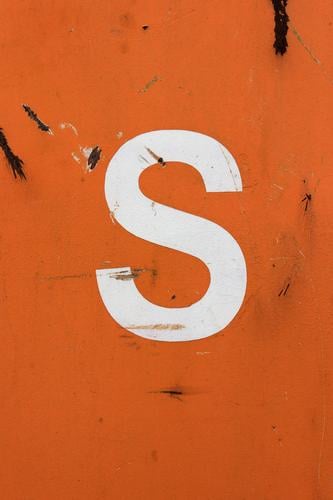 S eit dem 16. Mai 2010 dabei. Container Buchstaben Metall orange weiß Schriftzeichen Kratzer Rost Farbfoto einfach deutlich Außenaufnahme Menschenleer