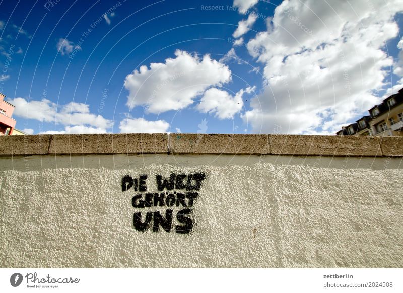 Die Welt gehört uns Himmel Himmel (Jenseits) Stadtzentrum Mauer Wand Putz rau Menschenleer Textfreiraum Stadtleben Wetter Sommer Wolken Schriftzeichen