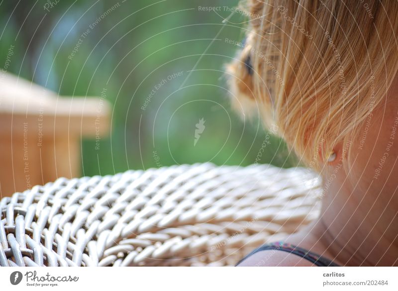 Spindfoto für Vampire Sessel feminin Frau Erwachsene Kopf Haare & Frisuren Ohrringe blond langhaarig Erholung genießen sitzen träumen grün Zufriedenheit