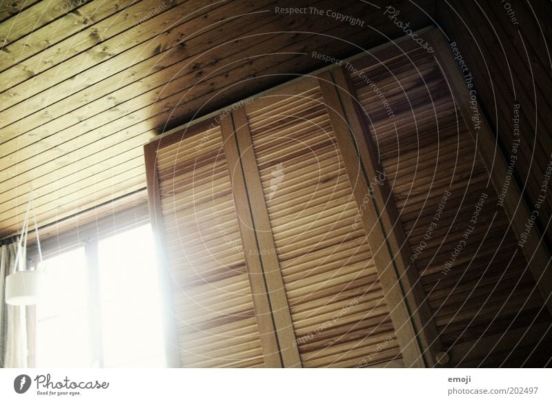 Zimmer Fenster Wärme Schrank Decke Holz Holzbrett Holzwand Innenarchitektur Raum Farbfoto Innenaufnahme Tag Licht Schatten Lichterscheinung Sonnenlicht