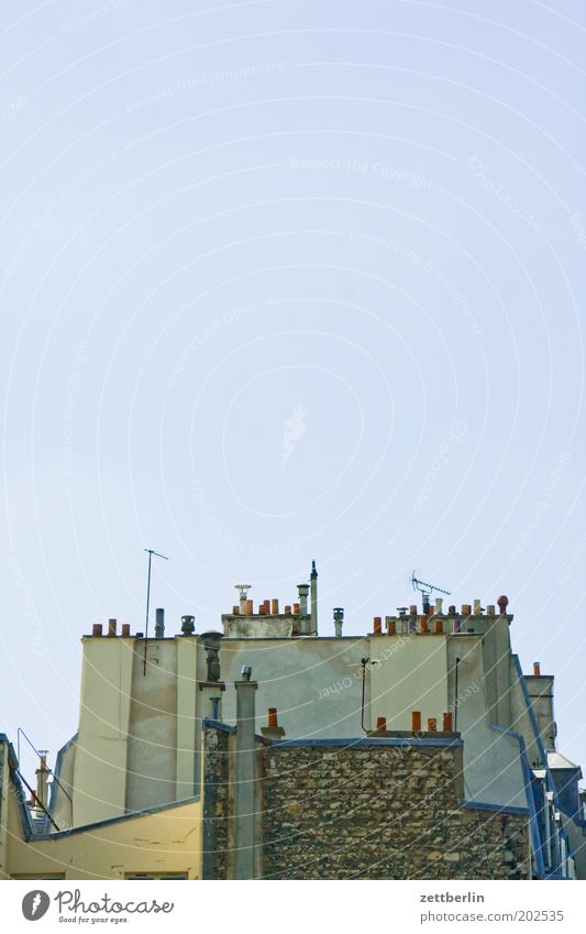 Paris Frankreich Dach hoch Niveau Höhe Schornstein Antenne Himmel Schönes Wetter Wolkenloser Himmel Architektur verwinkelt durcheinander Ecke