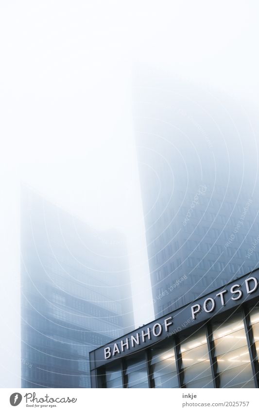 BAHNHOF POTSD Klima schlechtes Wetter Nebel Hauptstadt Menschenleer Haus Hochhaus Bankgebäude Bahnhof Gebäude Architektur Fassade Berlin Potsdamer Platz