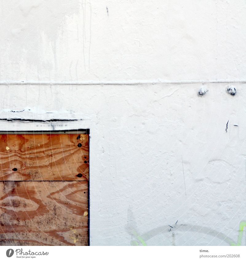 verkeilt und vernagelt Fenster Holz Linie dreckig kaputt weiß Farbe geschlossen Holzplatte Putz Haken Durchgang Eingang Riss baufällig Sanieren Maserung