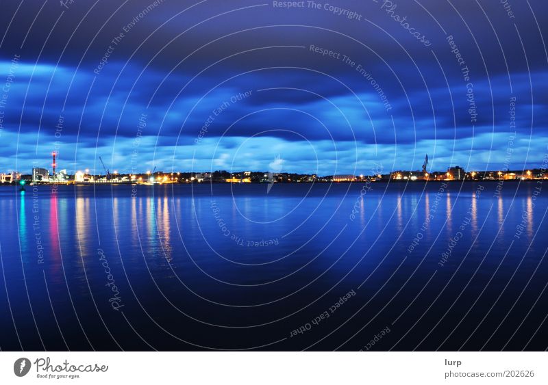 Ostufer Wasser dunkel Reflexion & Spiegelung Wolken Skyline Hafen Hafenstadt Küste Abend Nacht Licht blau Panorama (Bildformat) Meer Kiel Nachtaufnahme