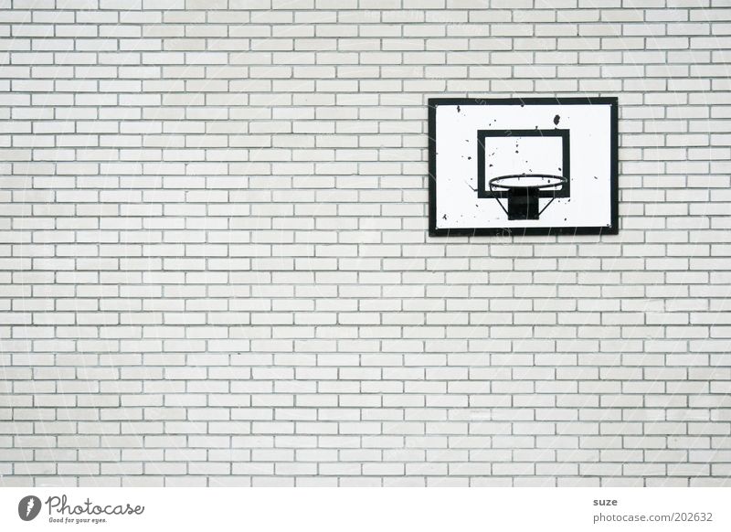 Spielfrei Stil Design Freizeit & Hobby Sport Ballsport Schulgebäude Mauer Wand Fassade Stein Backstein einfach trashig trist trocken grau weiß Basketball