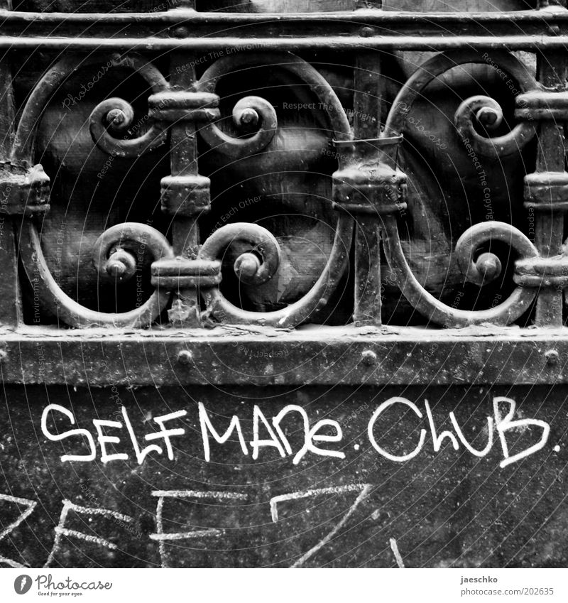 Mach's dir selbst Schriftzeichen Graffiti grau schwarz weiß Gußeisen Tor Tür Zugang Zutritt Zutritt verboten Zutrittsberechtigung Club Privatclub Eingang