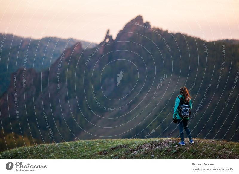 Mädchen suchen Bergfotograf stürmende Höhen Mensch feminin Junge Frau Jugendliche Erwachsene 1 18-30 Jahre Umwelt Natur Landschaft Sommer Hügel Felsen