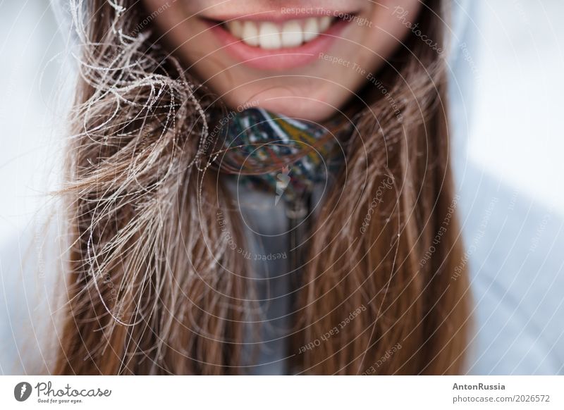 Mädchen Lächeln Zähne Winterfrost Mensch feminin Junge Frau Jugendliche Erwachsene Haare & Frisuren Lippen 1 18-30 Jahre brünett Gefühle Freude Fröhlichkeit